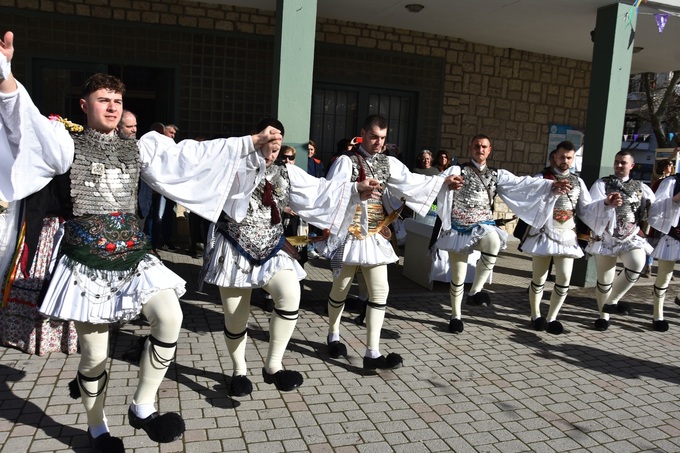 Οι «Γενίτσαροι και Μπούλες» στο Δημαρχείο Νάουσας χωρίς τον «πρόσωπο», σύμφωνα με την παράδοση